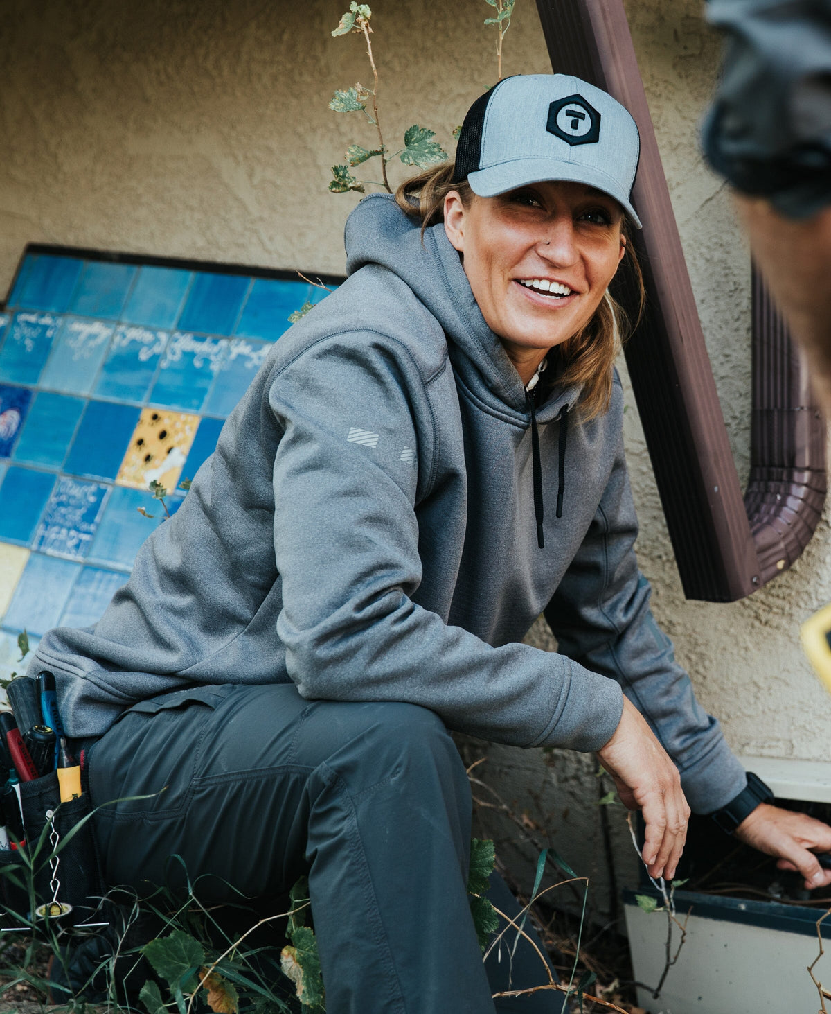 M2 Grid Pullover Hoodie - Women's Fit Truewerk #color_heathered grey